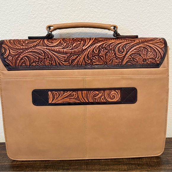 Wrangler Tan Genuine Leather Tooled Travel/Laptop/Messenger Bag *NEW in Package* - Picture 3 of 10